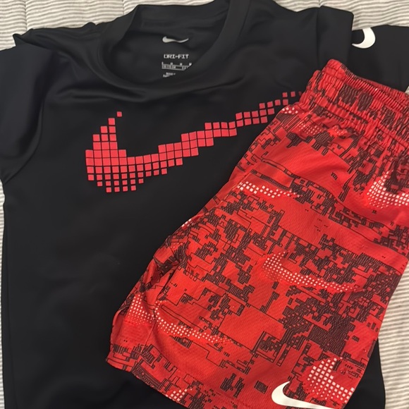 Under Armour and Nike Boys Sets - Picture 3 of 7